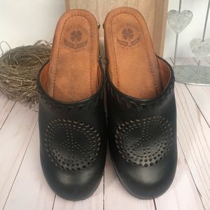 Lucky Brand black leather clogs ☮️